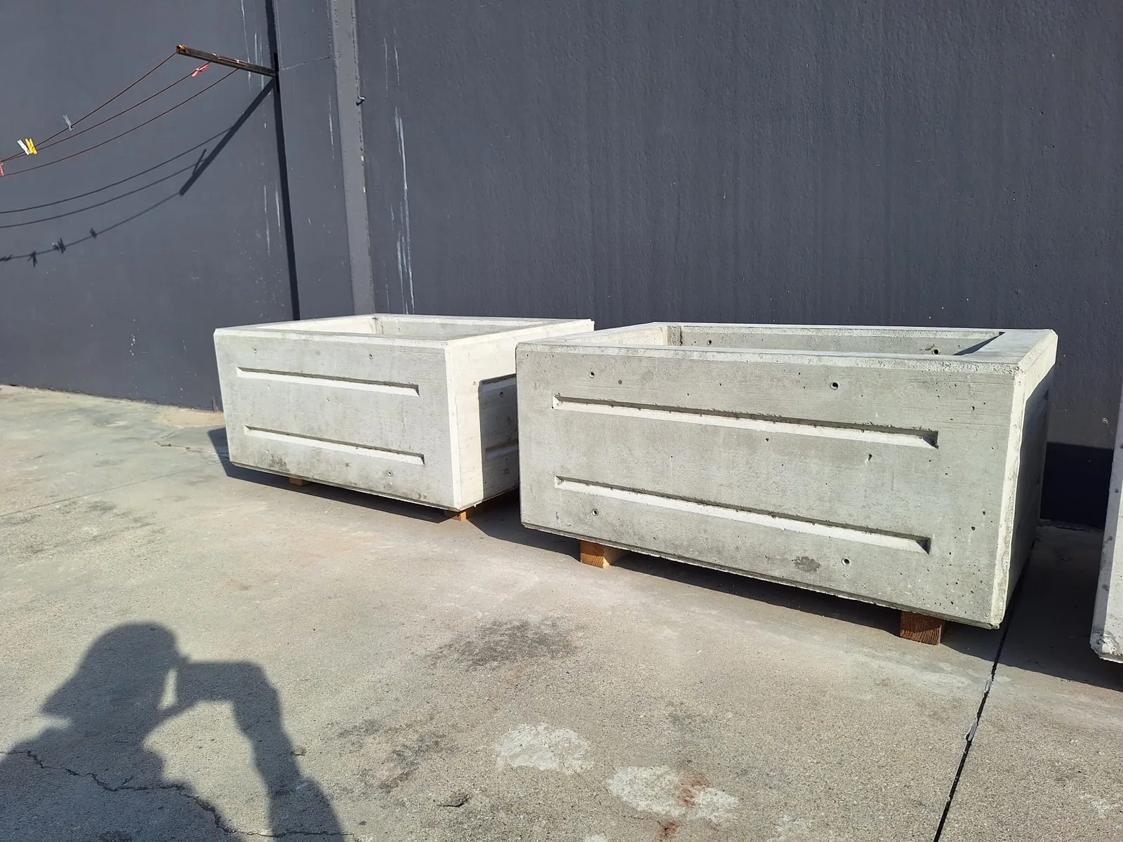 Due fioriere piccole Linea 115 affiancate, cemento armato 350 kg ciascuna